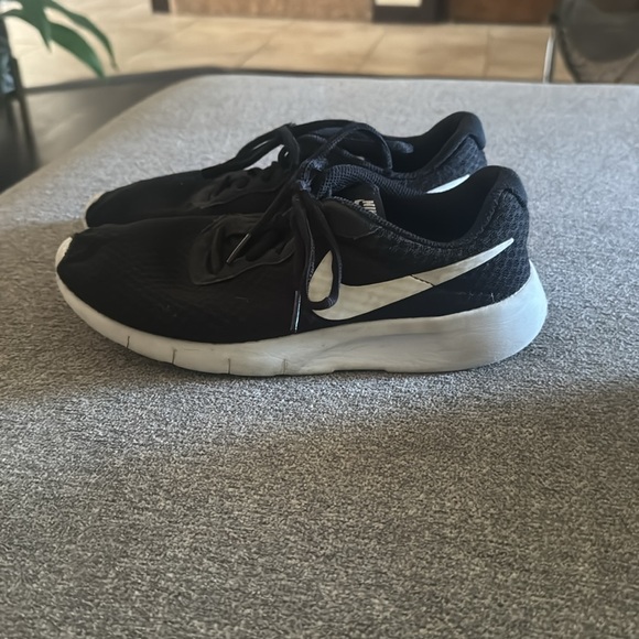 Nike Running Shoes size 6 black with white stripe - Picture 3 of 6